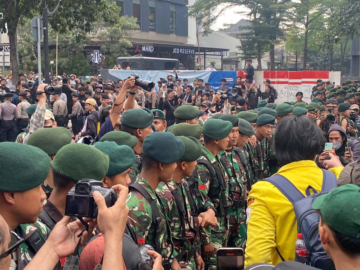 Ribuan mahasiswa dari berbagai kampus gelar demo di Bundaran HI, Menteng, Jakarta Pusat, pada Jumat (12/6/2026).