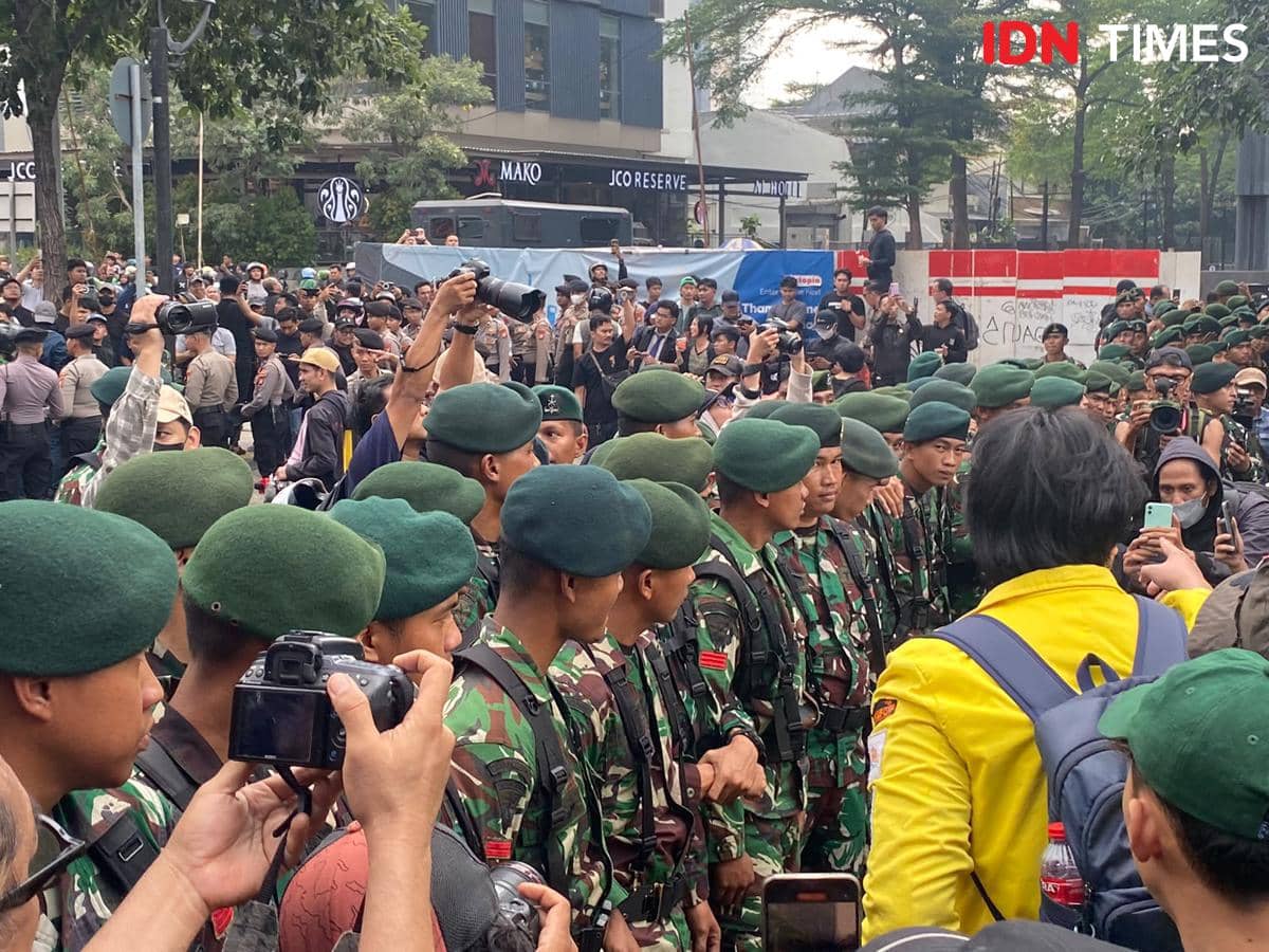 Diblokade TNI, Mahasiswa Teriakkan Yel-yel Antek Asing Bubarkan MBG