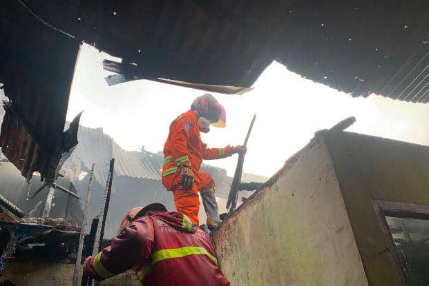 Personel Damkar Padang memadamkan api (Foto: Damkar Padang)