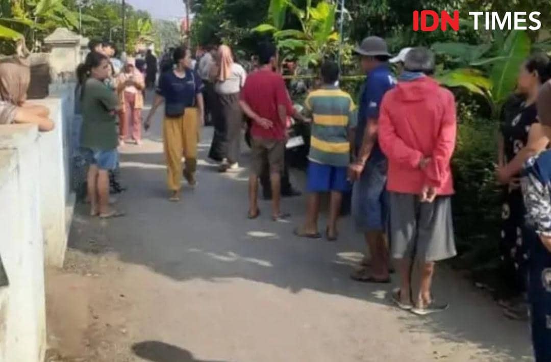 Sejumlah warga berkumpul di jalan perkampungan pada pagi hari, tampak berdiskusi dan memperhatikan sesuatu di sekitar lokasi.