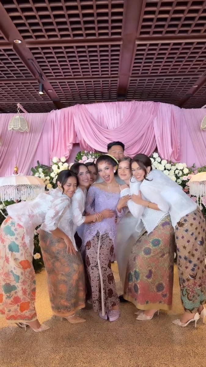 Potret Jennifer Coppen bikin konten bareng para bridesmaidnya di acara pengajian jelang pernikahan (instagram.com/brideswhisperer)