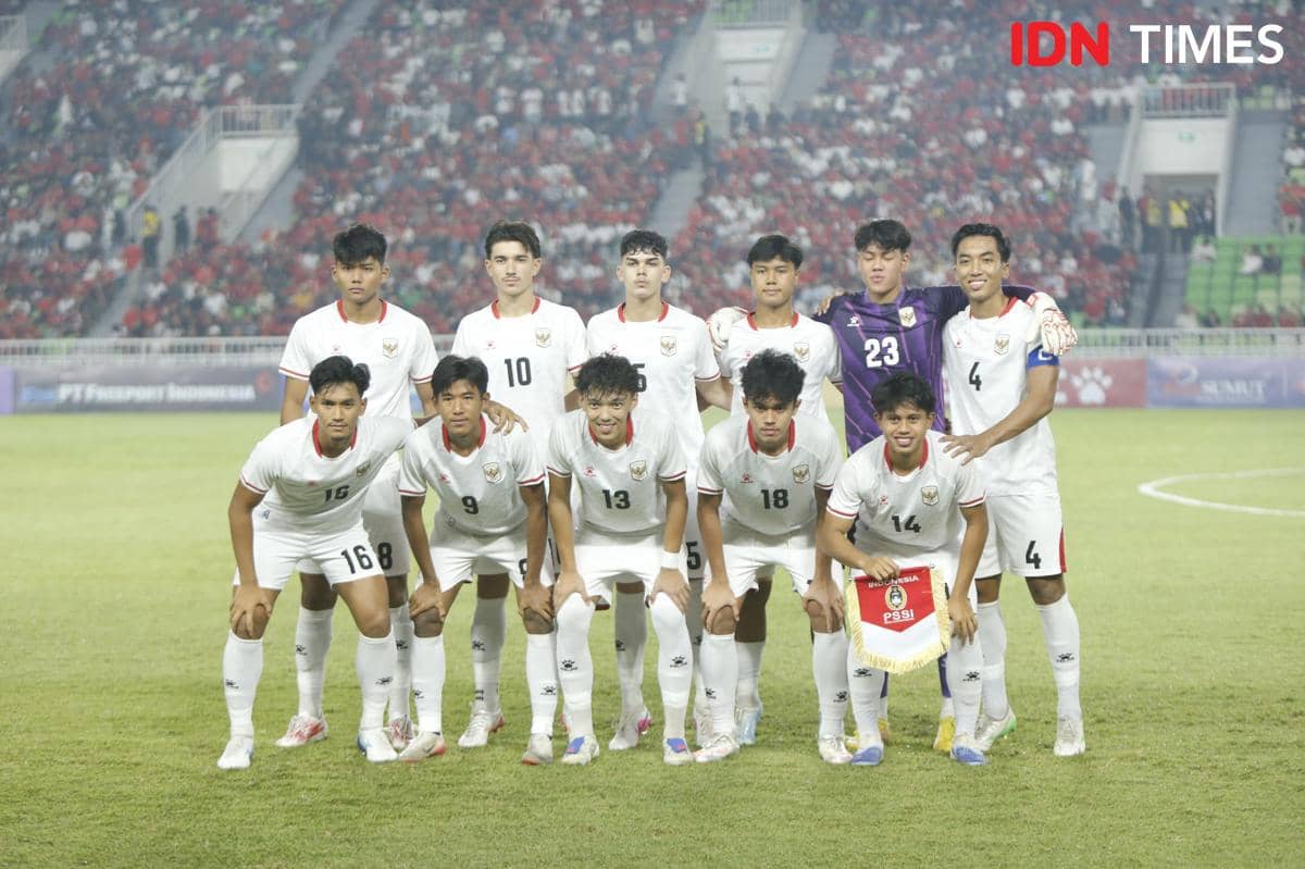 Skuat Timnas Indonesia U-19 berpose bersama di lapangan sebelum laga semifinal Piala AFF U-19 di Stadion Utama Sumut.