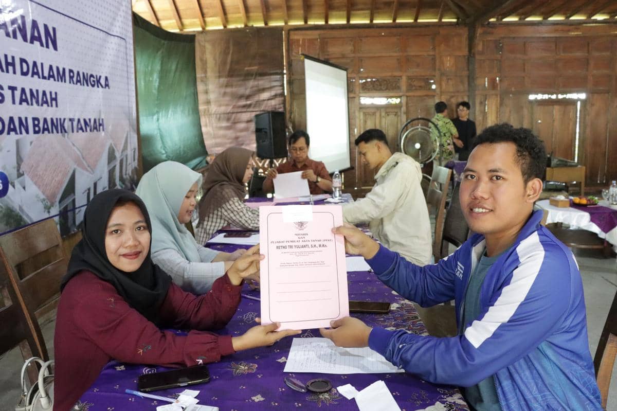 Penyerahan Perjanjian Pemanfaatan Tanah bersama 61 konsumen Perumahan Bumi Svarga Asri (BSA) oleh Badan Bank Tanah di Kabupaten Kendal, Rabu