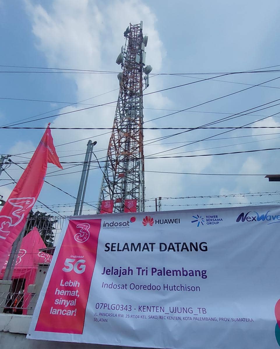 Tower BTS Tri di Kenten Palembang (IDN Times/Hafidz Trijatnika)