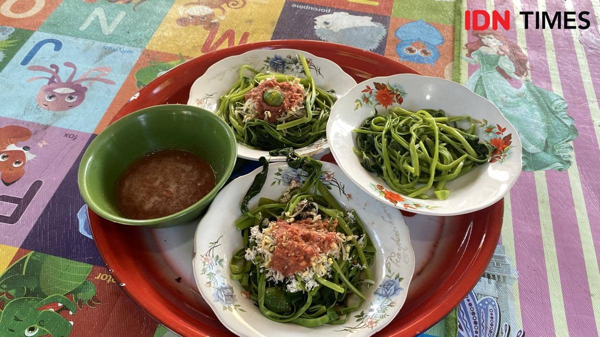 Plecing kangkung, kuliner khas Lombok, NTB. (IDN Times/Marcheilla Ariesta)