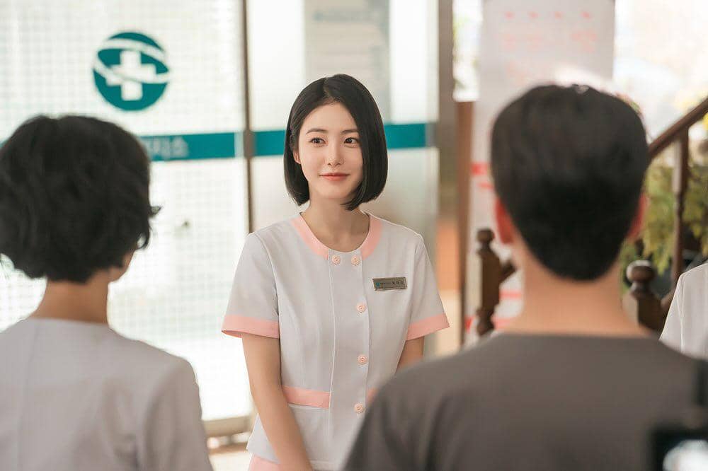 3 Dedikasi Yuk Ha Ri sebagai Perawat di Doctor on the Edge