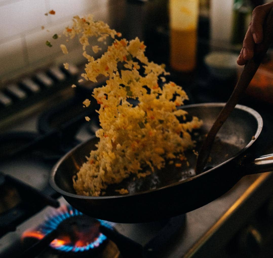 memasak nasi goreng