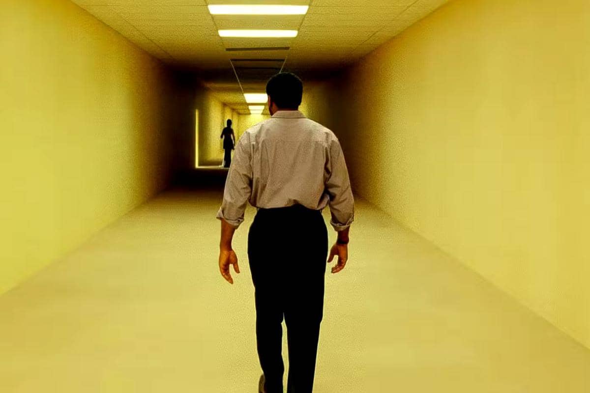 cuplikan dalam film Backrooms 