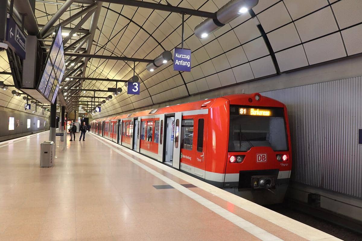 Kereta S-Bahn Hamburg tipe BR 474 milik Deutsche Bahn di stasiun bawah tanah Bandar Udara Hamburg.