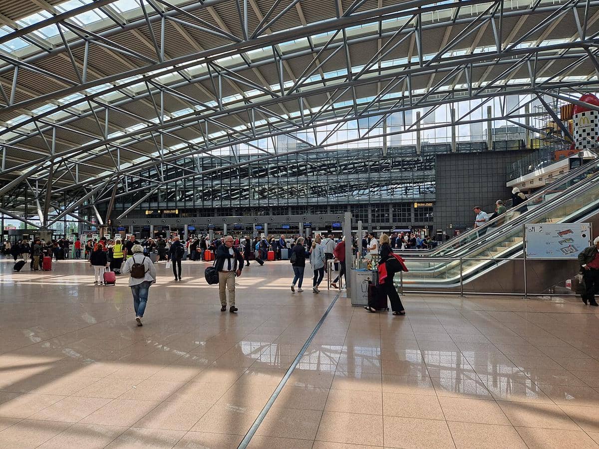 Suasana ramai di Bandar Udara Hamburg, Jerman.