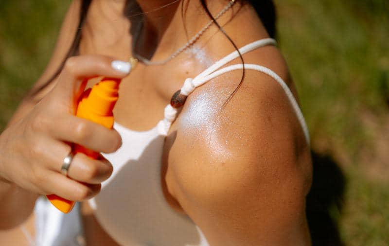 ilustrasi memakai body mist