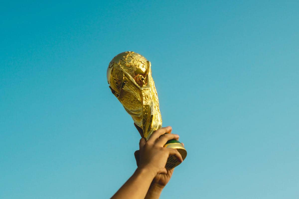 replika trofi Piala Dunia