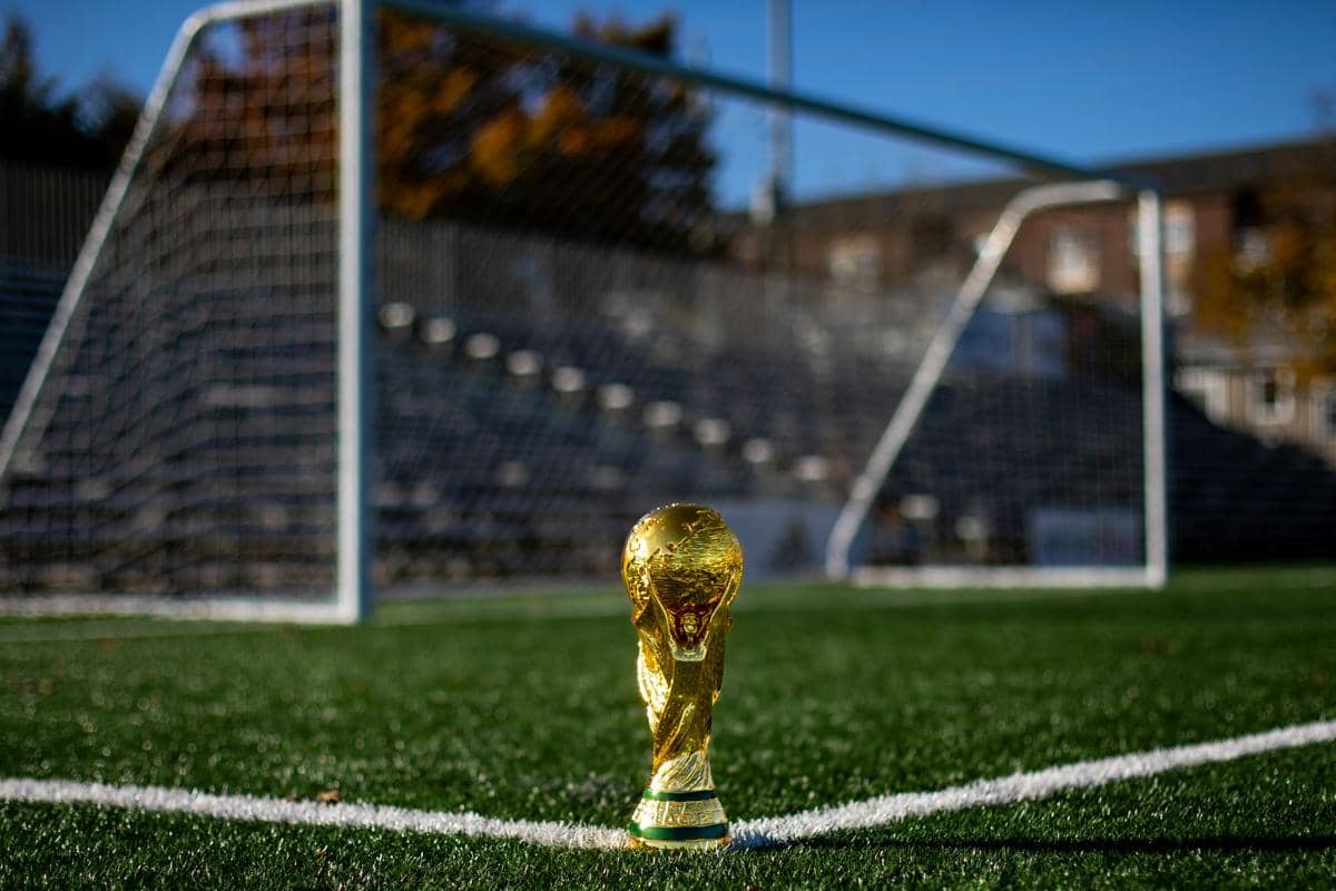 replika trofi Piala Dunia