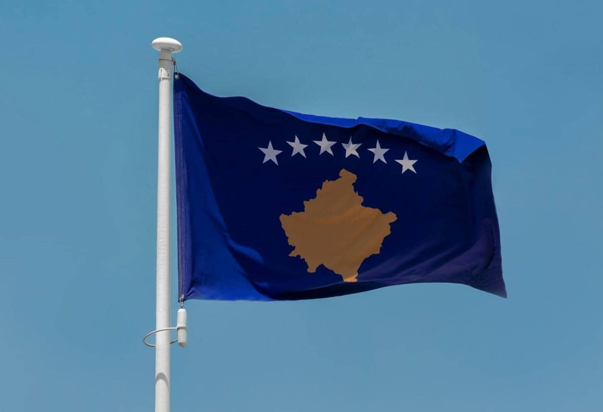 Bendera Kosovo sedang berkibar.