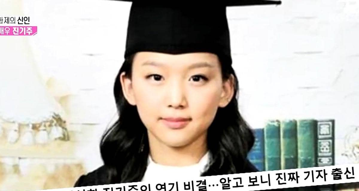 Potret Jin Ki JPotret Jin Ki Joo sebagai lulusan Chung Ang Universityoo