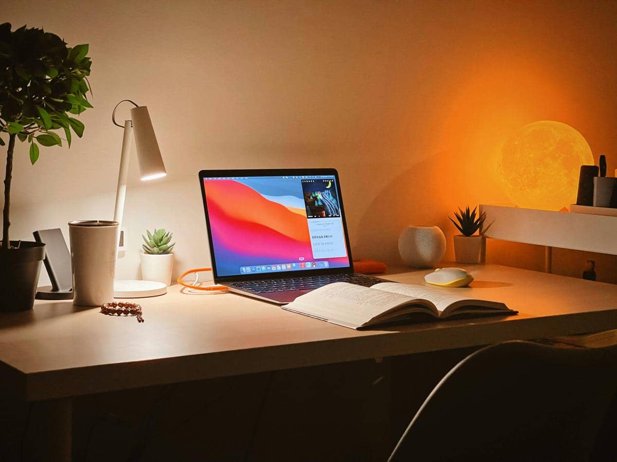 Laptop dan buku di atas meja