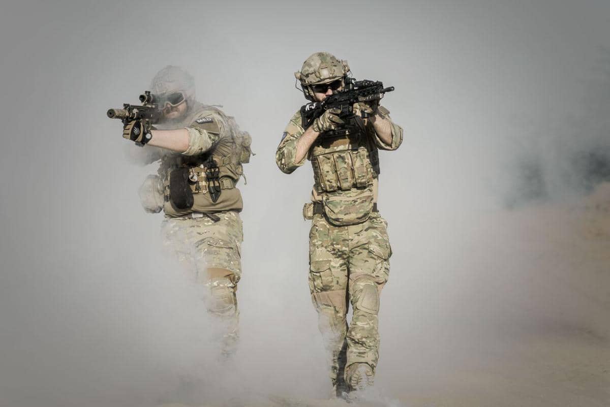 Tentara sedang berperang.