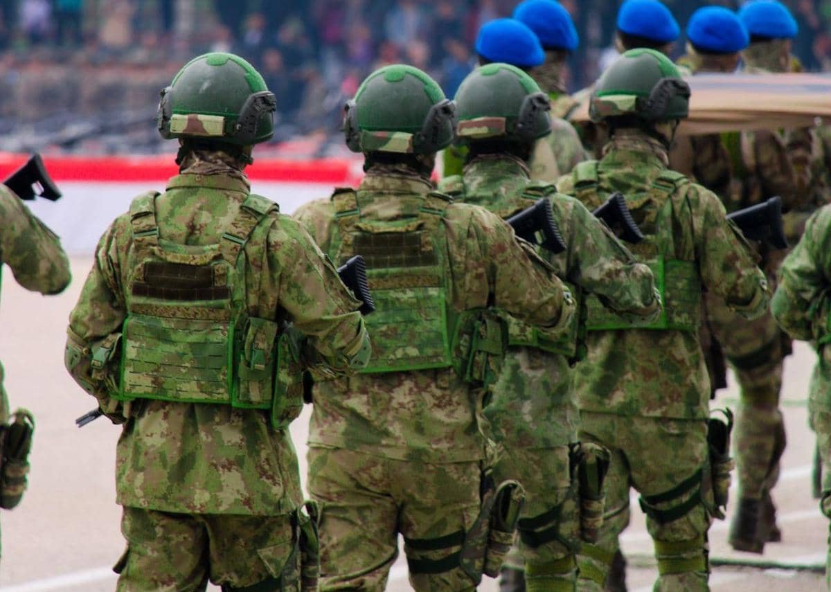 Tentara sedang berbaris.