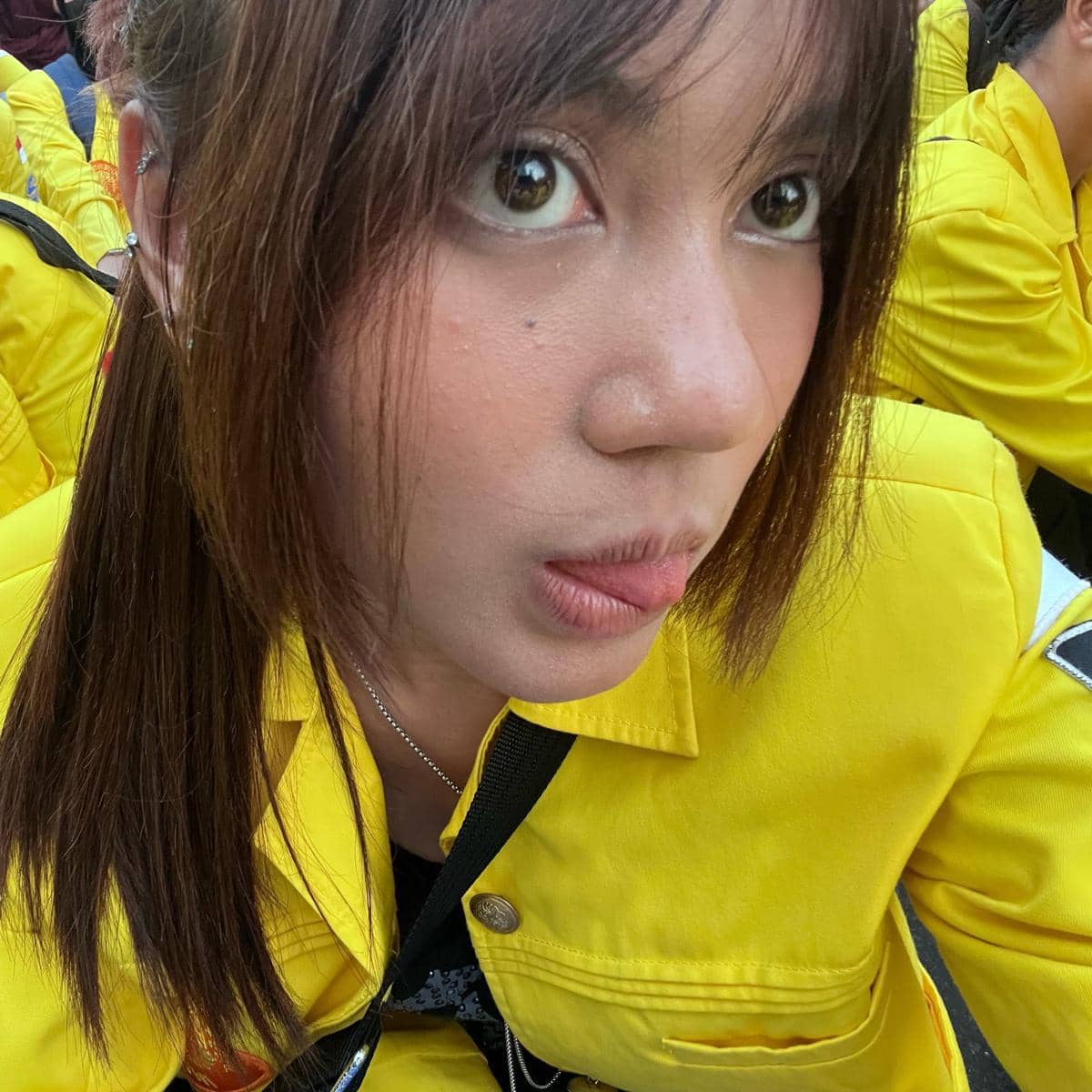 Seorang mahasiswa mengenakan jaket kuning almamater Universitas Indonesia saat mengikuti aksi demonstrasi bersama rekan-rekannya.
