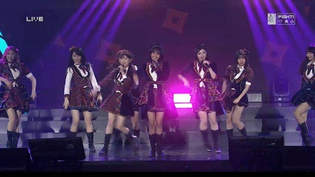 Penampilan grup idola JKT48 di atas panggung dengan kostum seragam tartan merah dalam acara JKT48 Request Hour 2026.