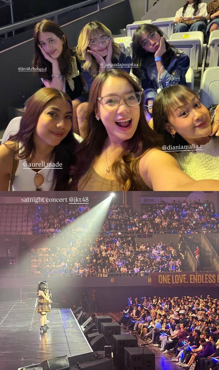 Beberapa mantan member JKT48 berfoto bersama di tribun penonton saat menonton konser Request Hour 2026 dengan suasana meriah di arena.