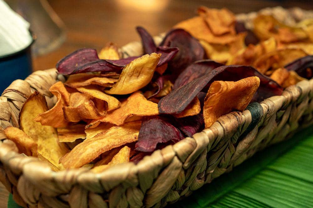 ilustrasi keripik pisang dan ubi ungu
