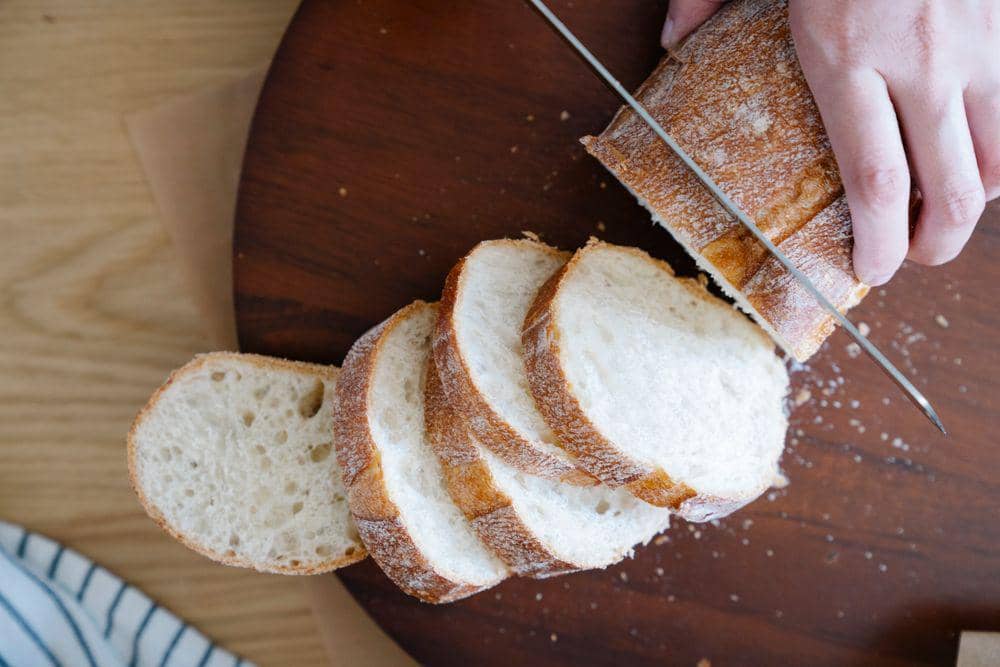 ilustrasi memotong roti loaf