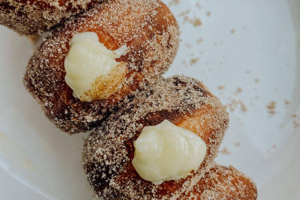 ilustrasi boston cream donut
