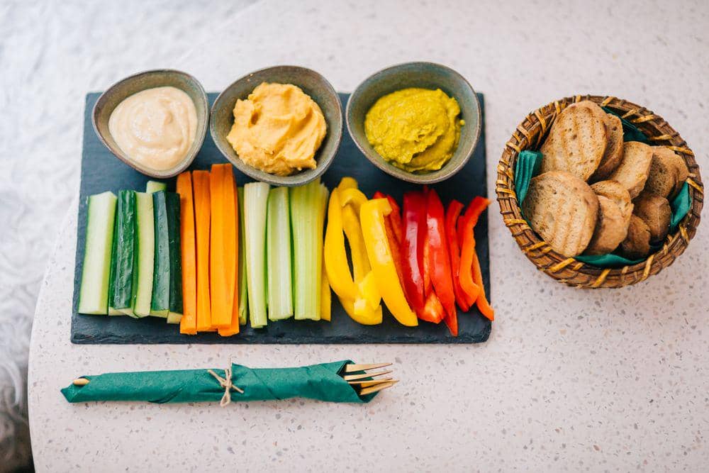 ilustrasi menikmati healthy snack platter dalam porsi kecil
