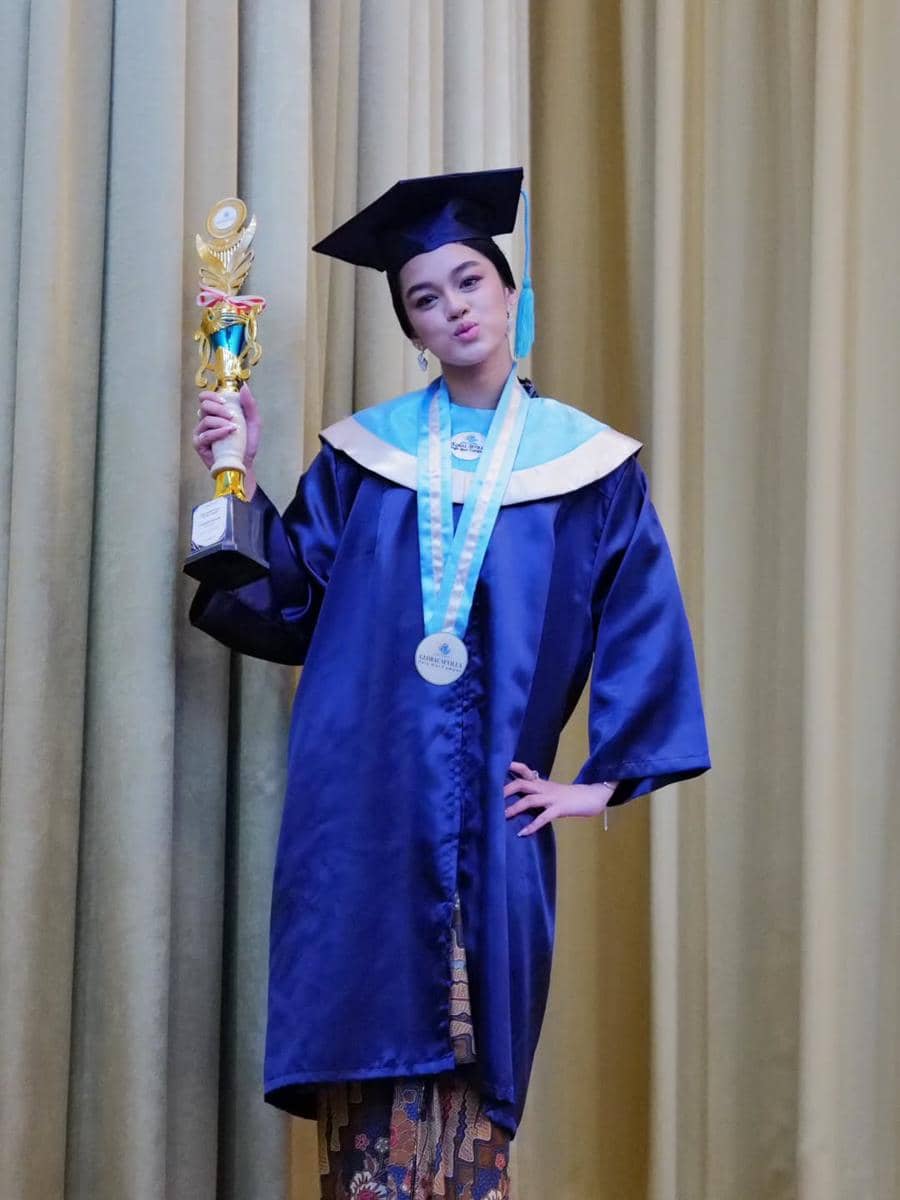 Anak Rionaldo Stockhorst lulus SMA