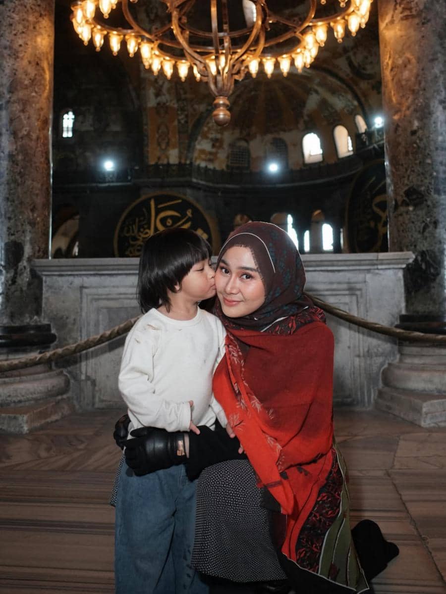 Denise Chariesta dan buah hati saat ke Hagia Sophia di Turki