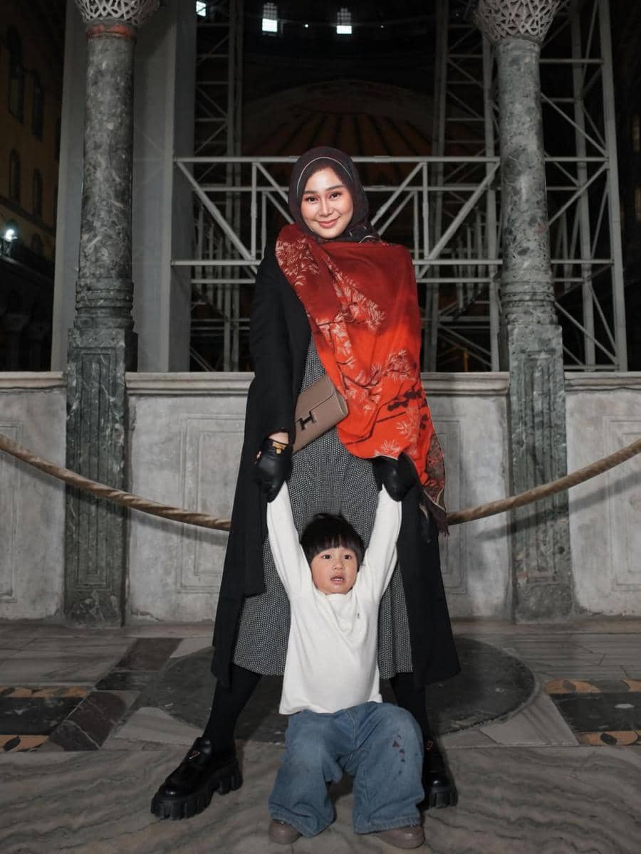 Denise Chariesta dan buah hati saat ke Hagia Sophia di Turki