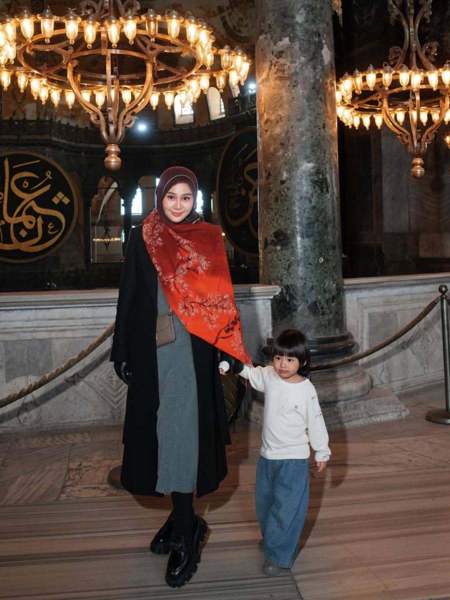 Denise Chariesta dan buah hati saat ke Hagia Sophia di Turki