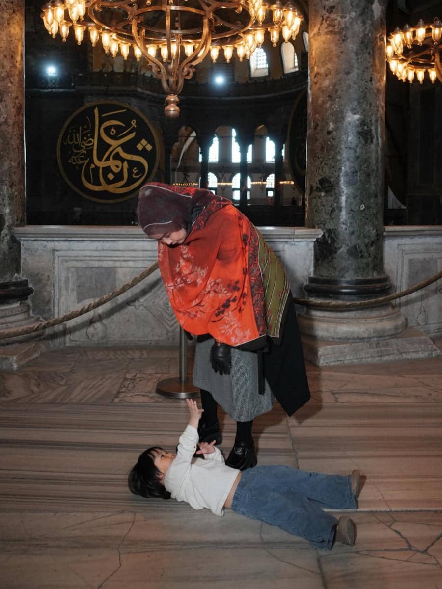 Denise Chariesta dan buah hati saat ke Hagia Sophia di Turki