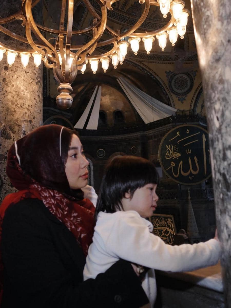 Denise Chariesta dan buah hati saat ke Hagia Sophia di Turki