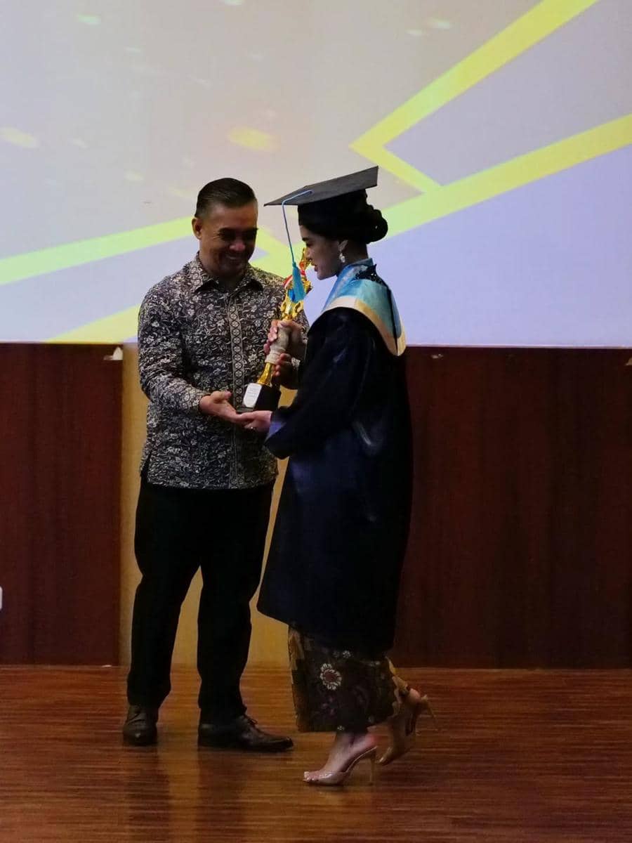 Anak Rionaldo Stockhorst lulus SMA