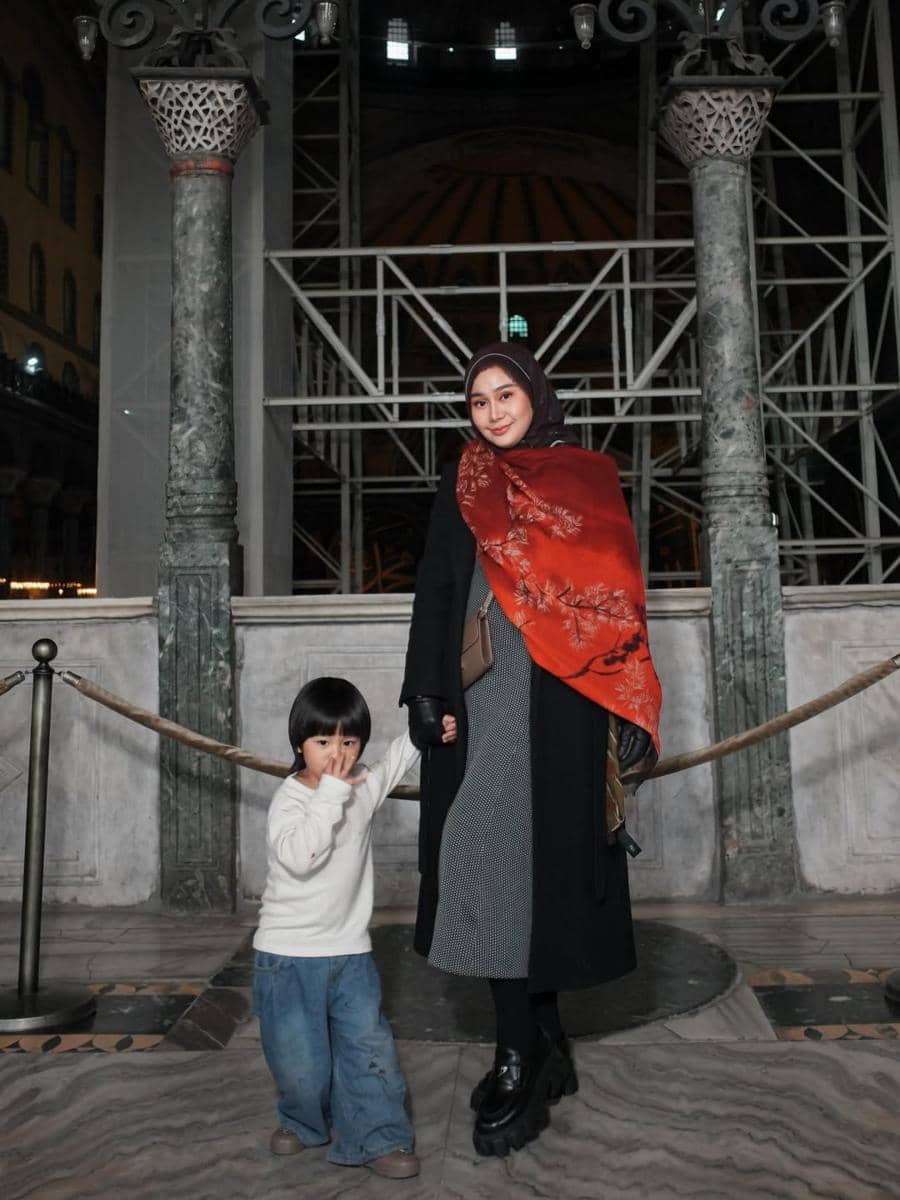 Denise Chariesta dan buah hati saat ke Hagia Sophia di Turki