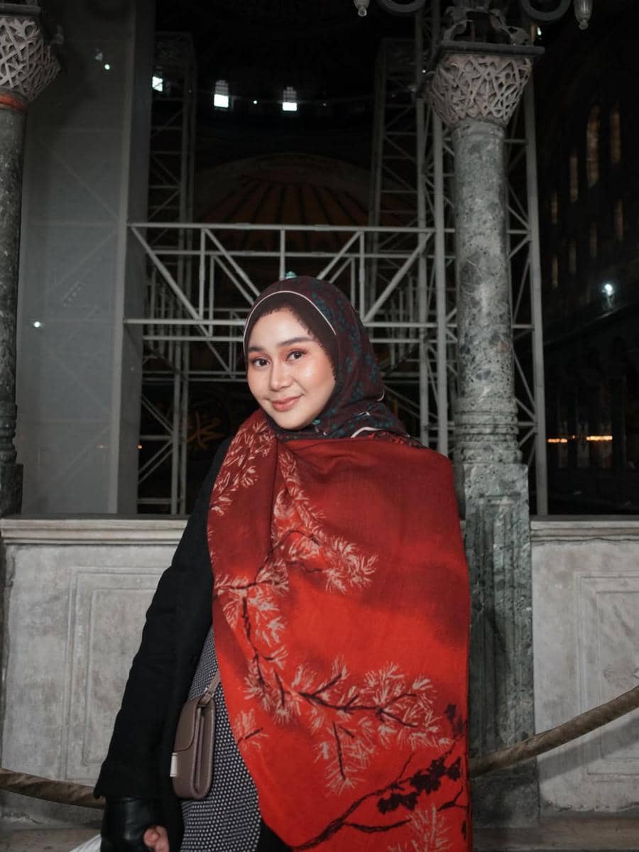 Denise Chariesta dan buah hati saat ke Hagia Sophia di Turki