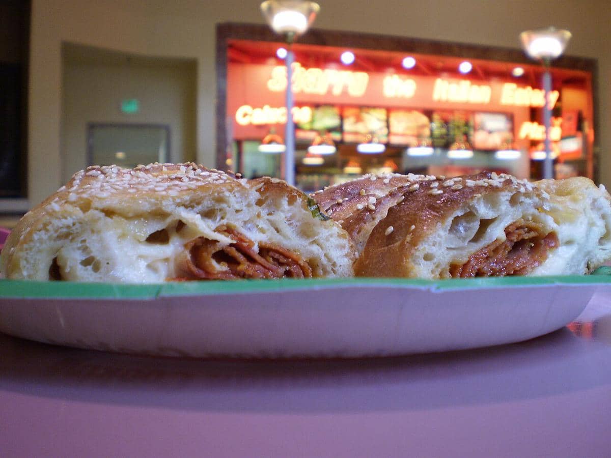 ilustrasi pepperoni roll