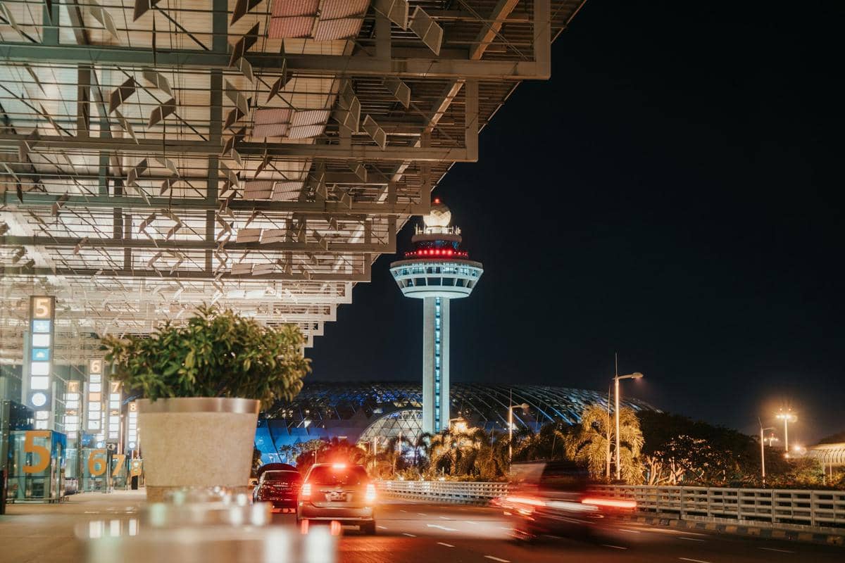 Menara pengontrol lalu lintas udara di Bandara Changi Singapura.
