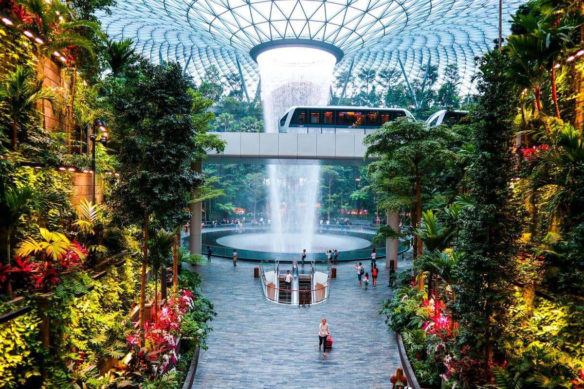 HSBC Rain Vortex yang terletak di dalam Jewel Changi Airport, sebuah kompleks hiburan dan ritel bertema alam yang terintegrasi langsung dengan Bandara Changi, Singapura.