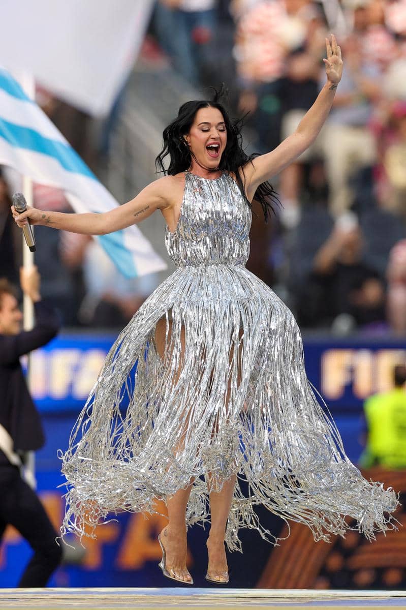 Katy Perry menyanyikan Wonder di Opening FIFA World Cup 2026 di Los Angeles Stadium pada Jumat (12/6/2026). (Photo by Stu Forster / GETTY IM