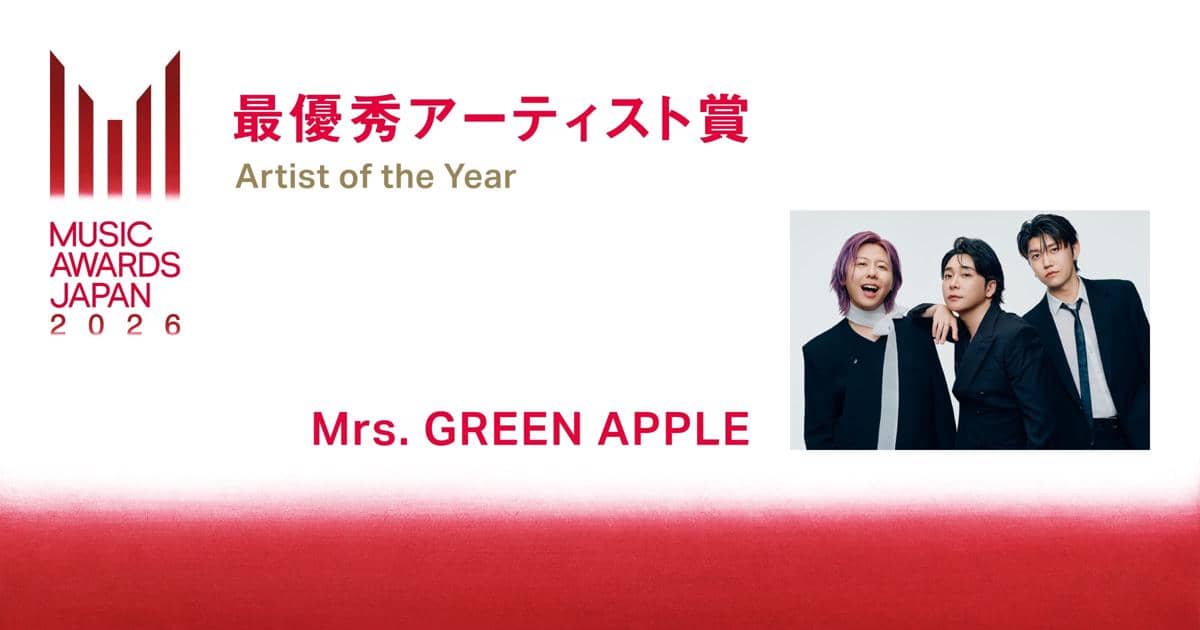 Tiga anggota grup musik Jepang berpose mengenakan setelan hitam dengan latar tulisan Music Awards Japan 2026 dan penghargaan Artist of the Year.