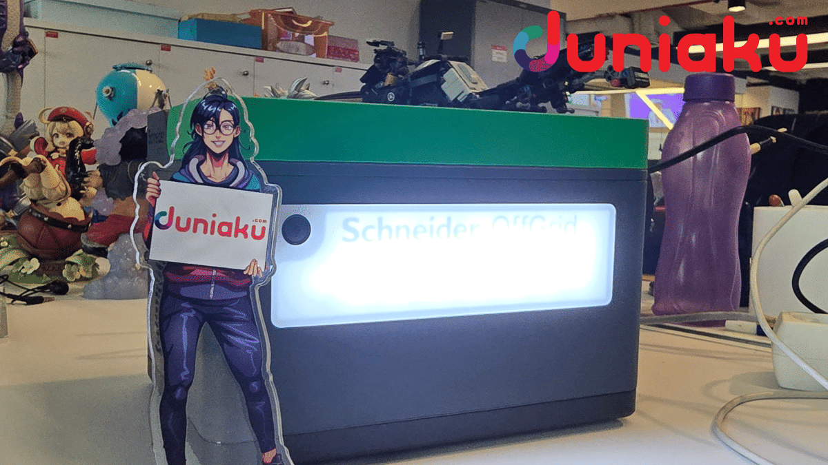 Stasiun daya portabel Schneider OffGrid berwarna hitam dan hijau di atas meja dengan dekorasi figur anime di sekitarnya.
