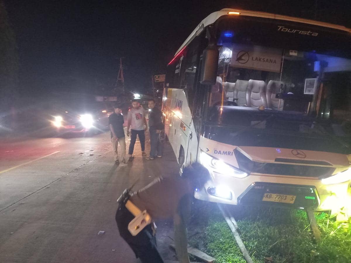 Bus Damri Mogok di Badan Jalan, Sopir Tewas Terlindas Truk