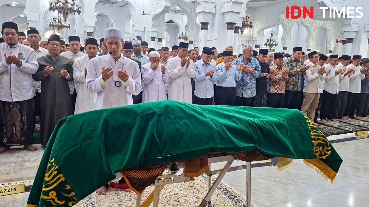 Salat Jenazah Abu Doto Dipenuhi Pelayat, Ini Kenangan Zulhas dan Azwar