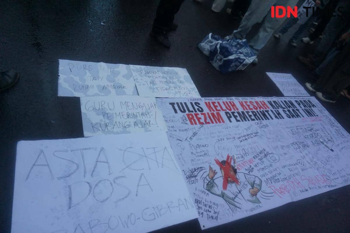 Ratusan mahasiswa dan warga sipil yang tergabung Aliansi Rakyat Memanggil menggelar aksi demonstrasi di Simpang Tiga Gejayan, Caturtunggal, 
