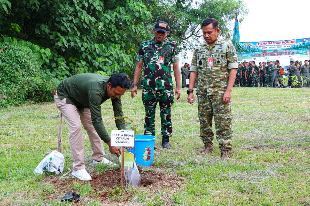 Dukung Gerakan ASRI, Lanud Halim Perdanakusuma Tanam 1.300 Pohon