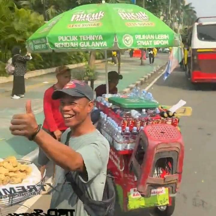 5 Momen Menarik saat Demonstrasi Mahasiswa di Bundaran HI