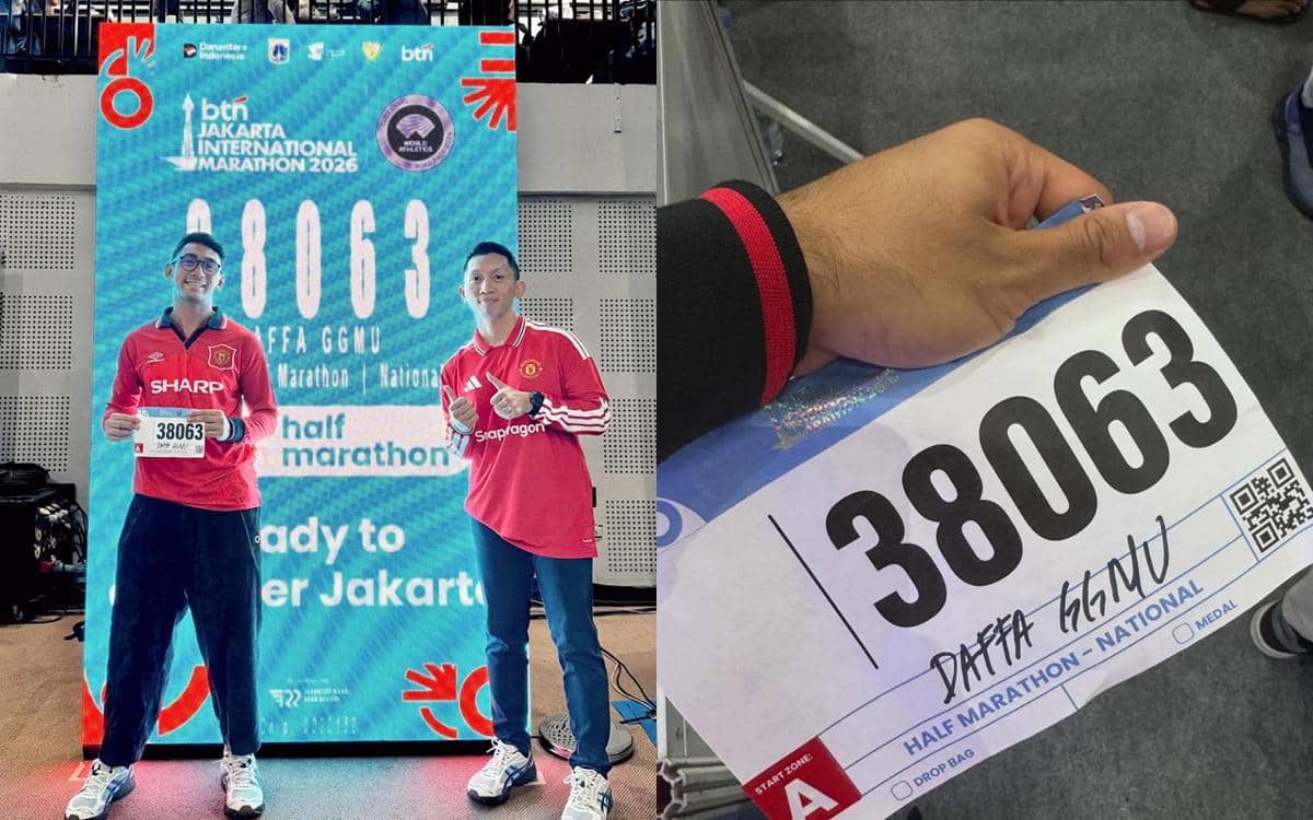 Dua peserta mengenakan jersey merah berpose di depan latar Jakarta International Marathon 2026 dan nomor lari 38063 bertuliskan Daffa GGMU.